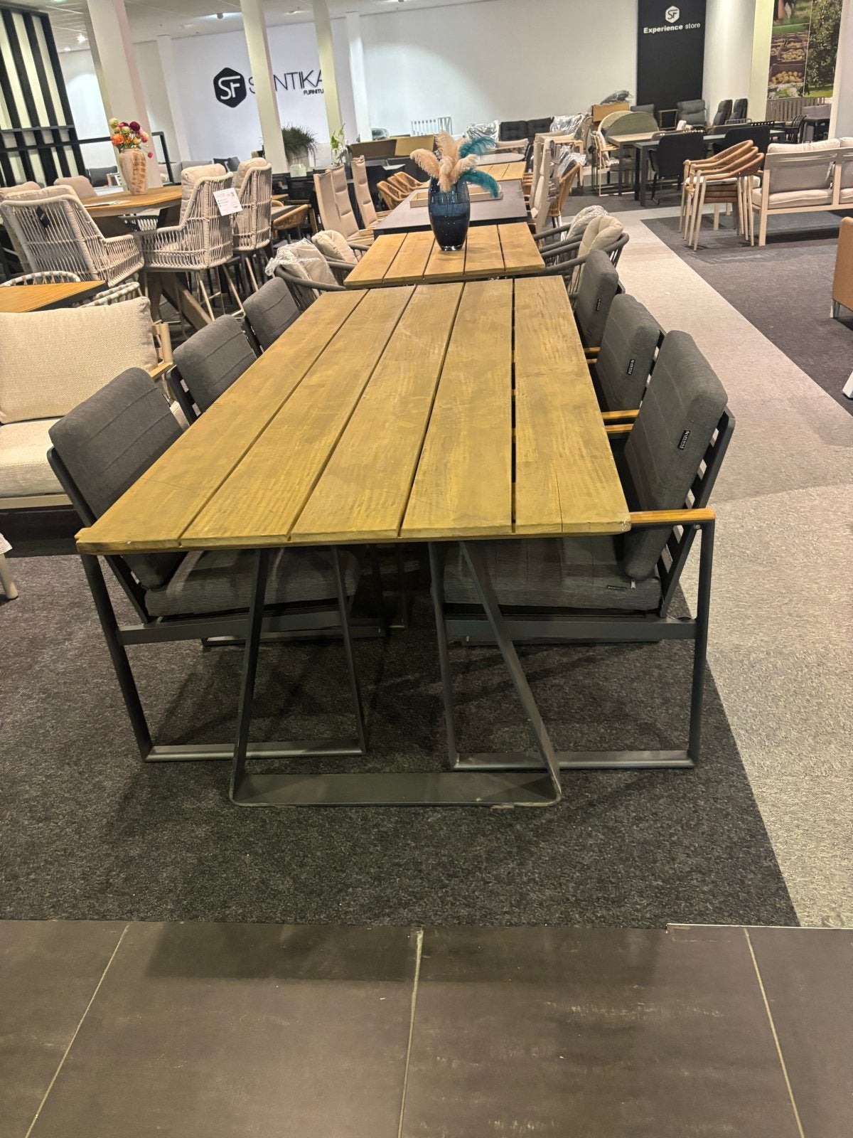 Foto 2 van Robuuste tuintafel met 6 stoelen - Teakhout & Metaal