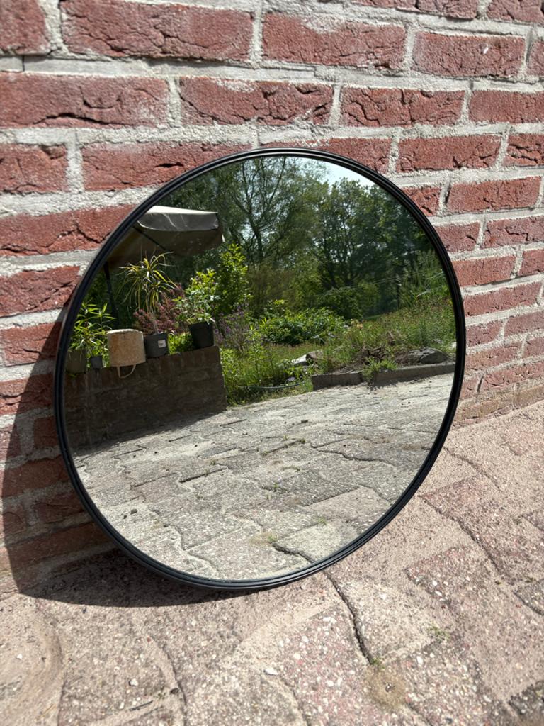Ronde spiegel met zwarte metalen rand - 60cm, Huis en Inrichting, Woonaccessoires | Spiegels, Ophalen, Rond, Zo goed als nieuw