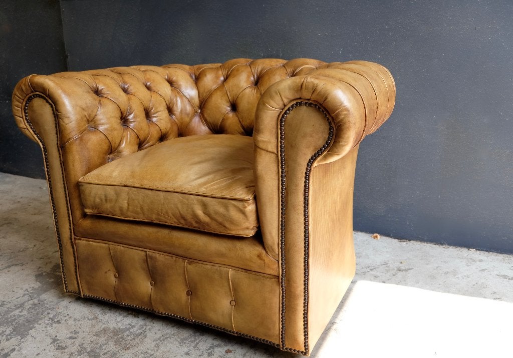 Engelse Chesterfield fauteuil met karakter, Huis en Inrichting, Fauteuils, Gebruikt, Leer, 75 tot 100 cm, Minder dan 75 cm, Ophalen