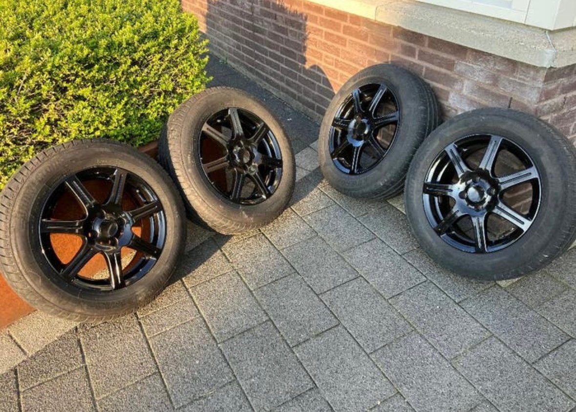 Te koop 15 inch lichtmetalen velgen Kia Rio met zomerbanden, Ophalen, Zo goed als nieuw