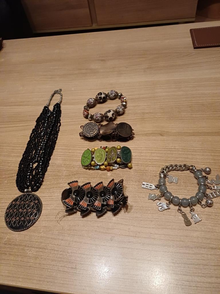 5 unieke armbanden en 1 kralenketting, Overige materialen, Gebruikt, Overige kleuren, Ophalen of Verzenden