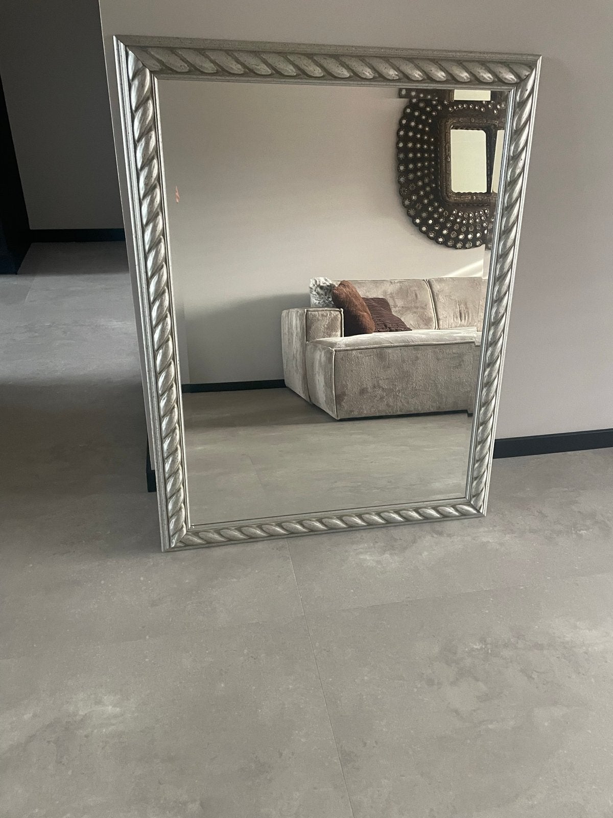 Grote spiegel met zilverkleurige lijst, Huis en Inrichting, Woonaccessoires | Spiegels, Ophalen, Gebruikt, 100 tot 150 cm, 75 tot 100 cm
