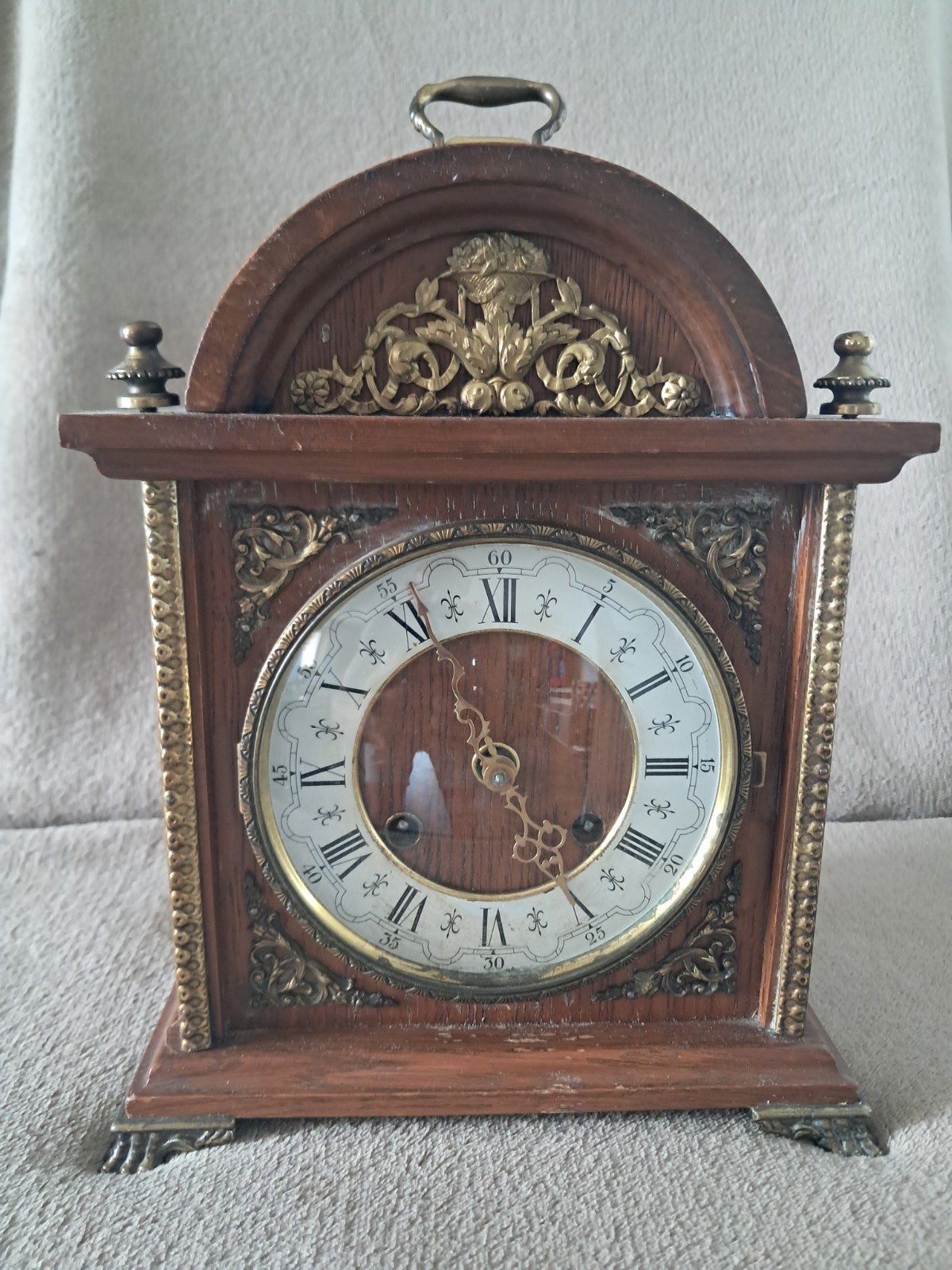 eikenhouten pendule met vergulde monturen en getorste zuilen, Antiek en Kunst, Ophalen of Verzenden