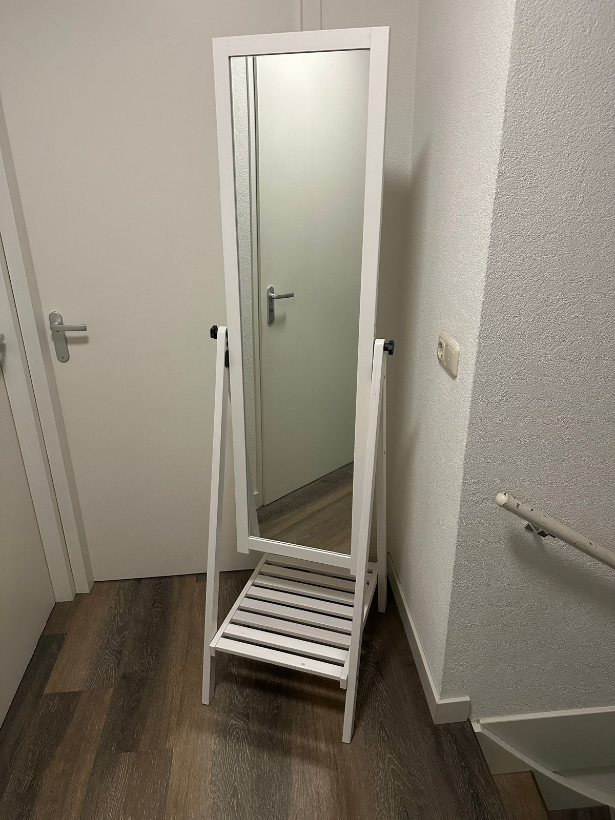 Witte spiegel IKEA ISFJORDEN Passpiegel + standaard en plank, Ophalen, Minder dan 50 cm, Gebruikt, 150 tot 200 cm