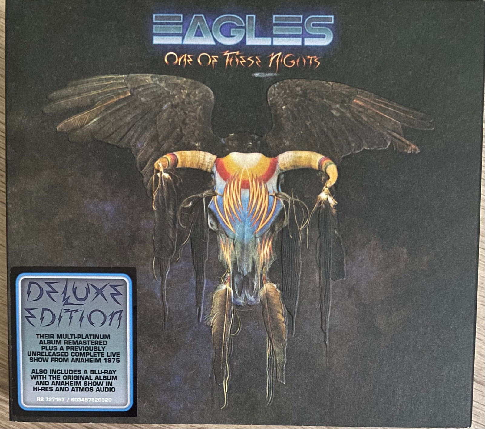 Eagles One of These Nights Blu ray 4 disc Dolby Atmos 5.1, Ophalen of Verzenden, Zo goed als nieuw, Poprock