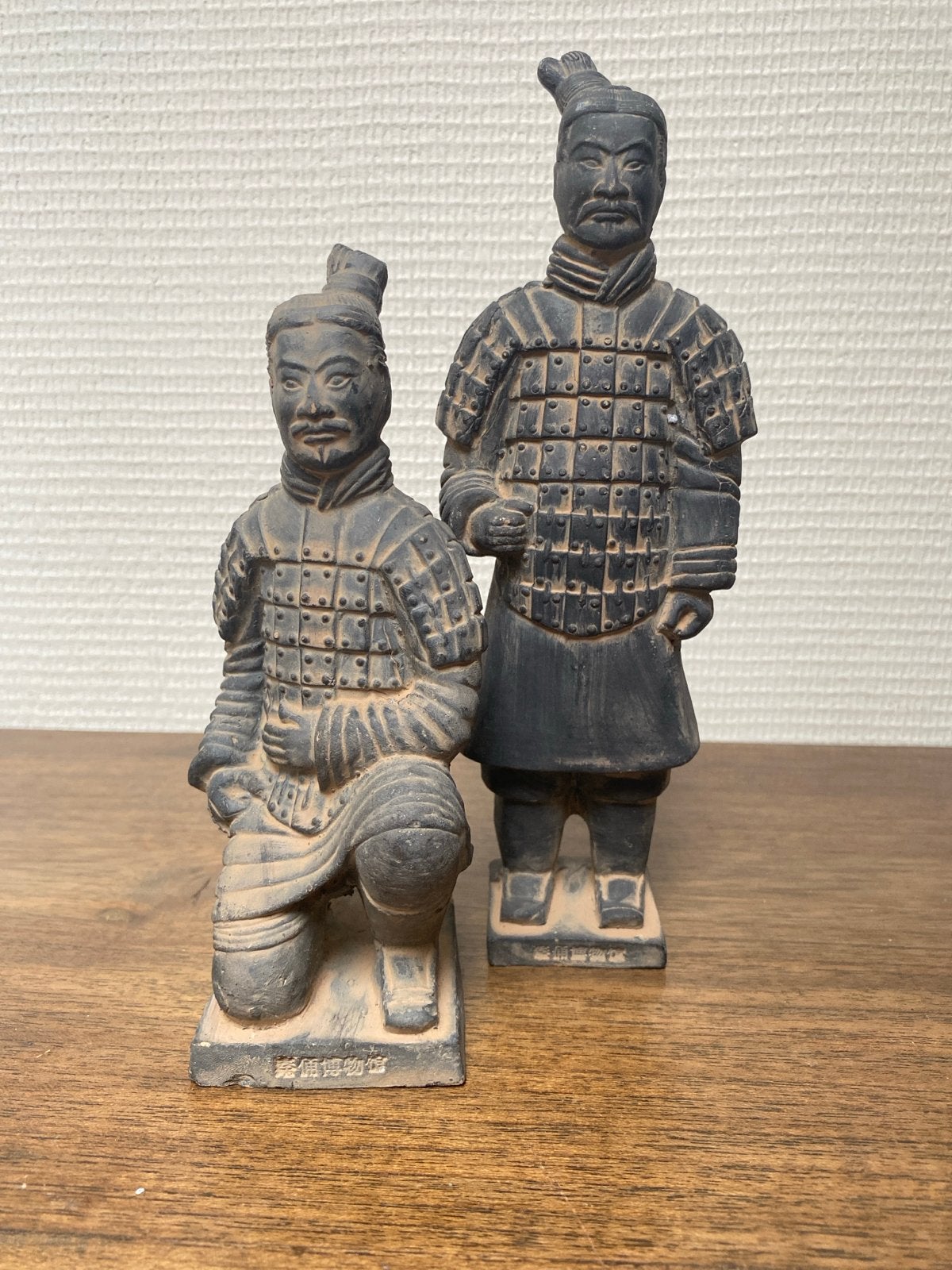 Terracotta Leger Beelden - Set van 2, Minder dan 20 cm, Ophalen of Verzenden, Zwart, Steen of Keramiek
