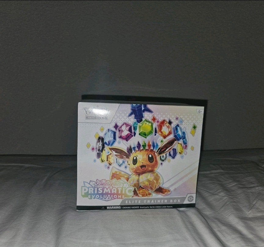 Pokemon Prismatic Evolutions ETB, Hobby en Vrije tijd, Ophalen of Verzenden, Nieuw, Overige typen