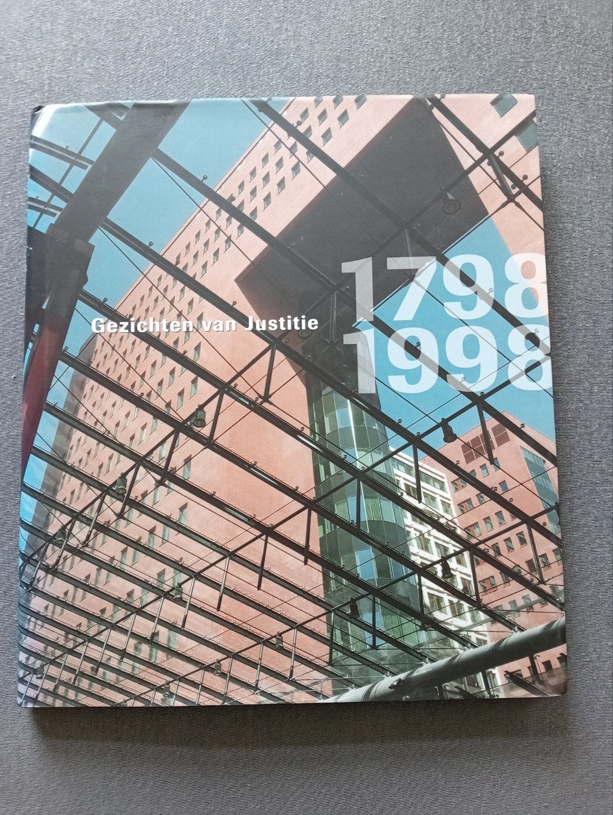 Boek:Gezichten van Justitie 1798-1998 - Zeer redelijke staat, Ophalen of Verzenden