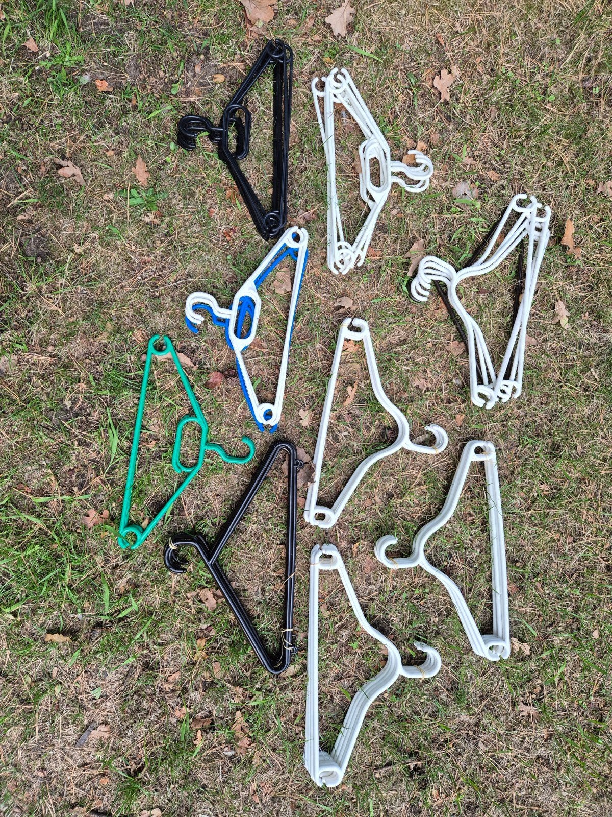 degelijke kunststof kledinghangers, 49 stuks, Ophalen of Verzenden, Zo goed als nieuw, Kunststof
