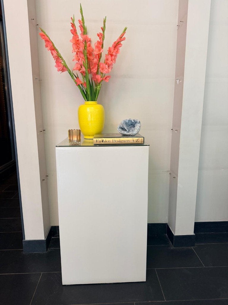 Grote decoratiezuil / sokkel met glazen bovenplaat, Huis en Inrichting, Woonaccessoires | Zuilen en Pilaren, Ophalen, Zo goed als nieuw