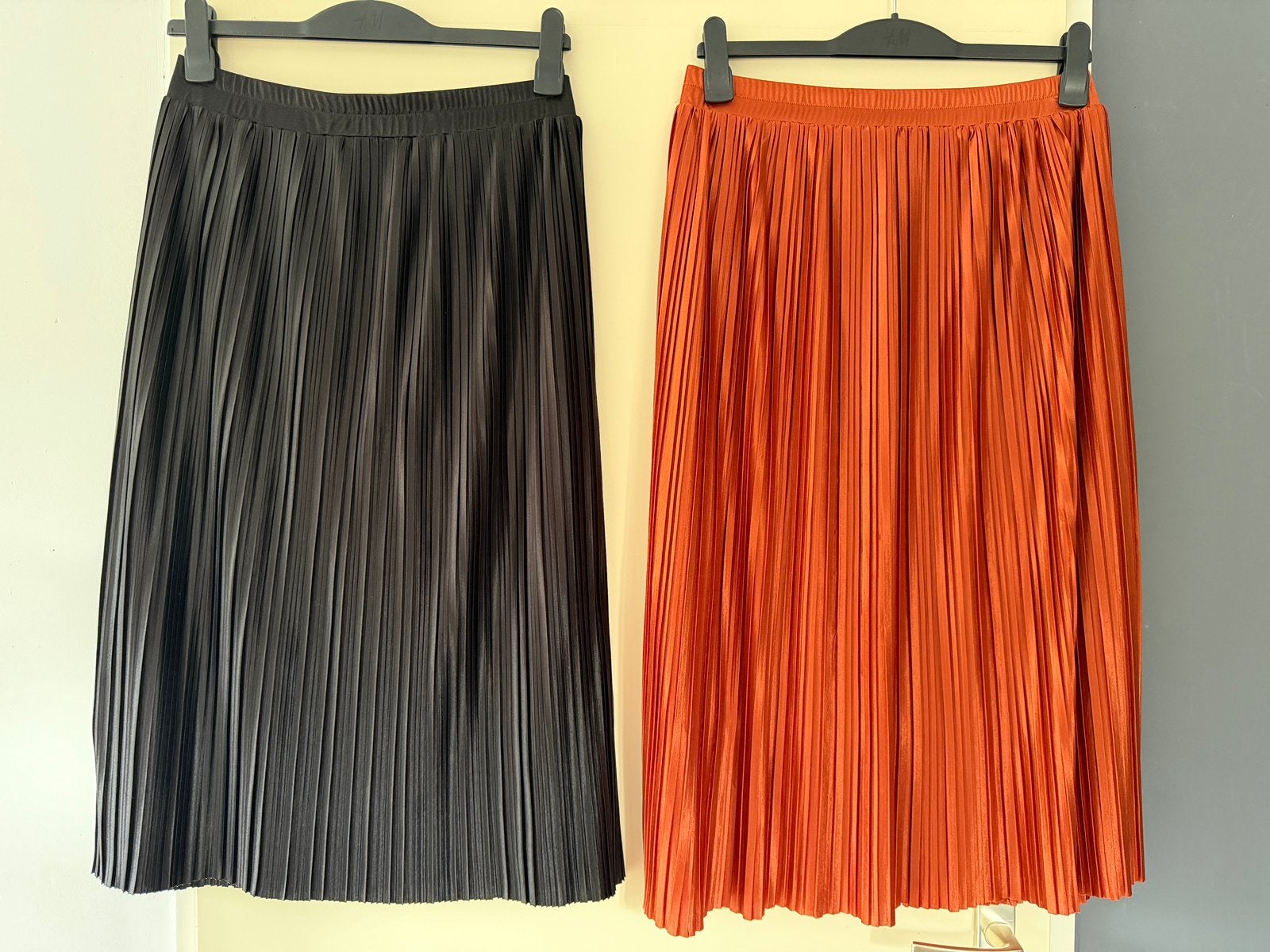 2 plooirokken Costes maat L zwart / koraal oranje, Kleding | Dames, Rokken, Zwart, Maat 42/44 (L), Ophalen of Verzenden, Zo goed als nieuw