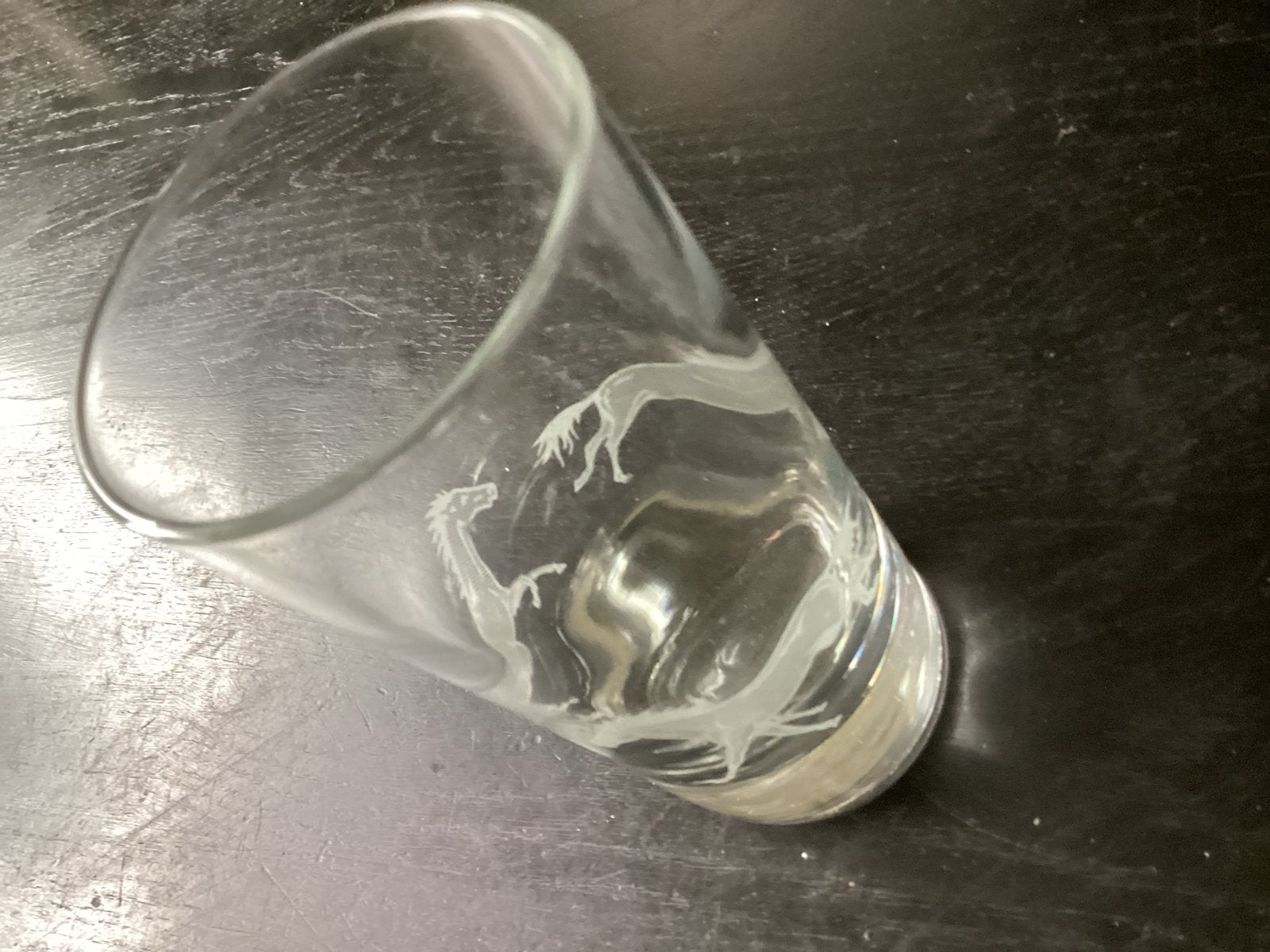 Vintage longdrinkglas met 3 handgegraveerde paarden, Ophalen of Verzenden