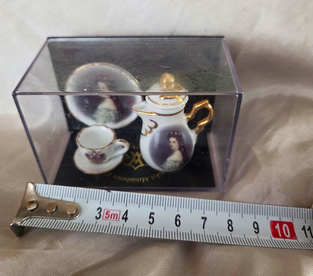 Miniatuur serviesje Reuter "Sisi keizerin van Oostenrijk"., Ophalen of Verzenden, Zo goed als nieuw, Decoratie
