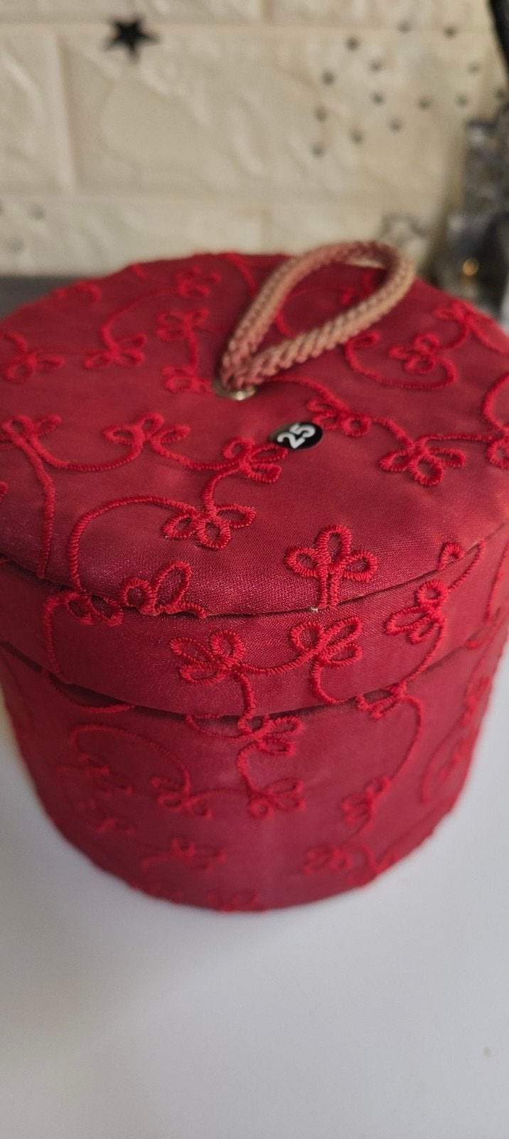 nr 25. Grote collectie vintage sieraden in rode doos, Overige materialen, Gebruikt, Overige kleuren, Met edelsteen