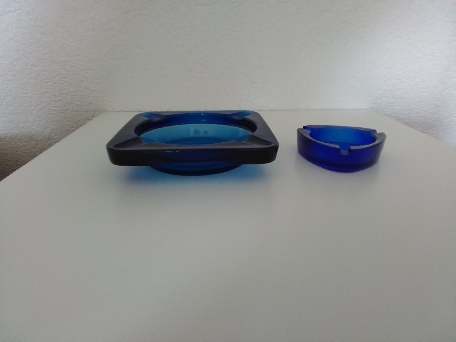 Set van 2 blauwe glazen asbakken, Verzamelen, Ophalen of Verzenden, Zo goed als nieuw, Asbak