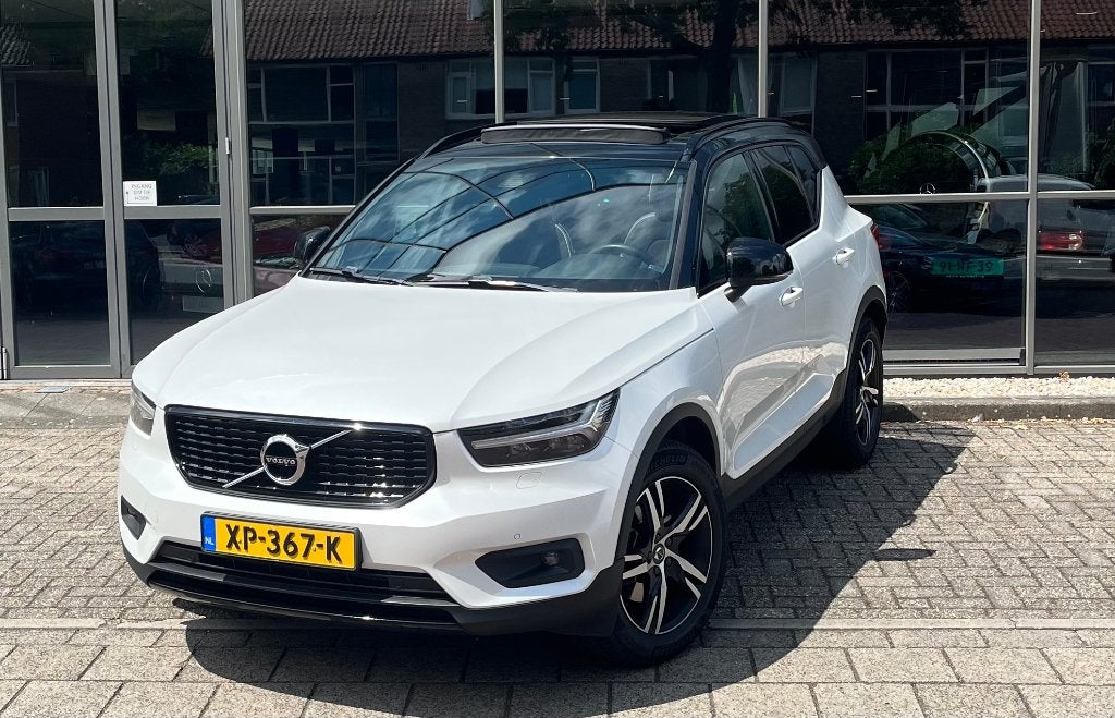 Volvo XC40 T4 190pk R Design 2019 Wit Deler onderhouden, Automaat, 1800 kg, Zwart, 1969 cc