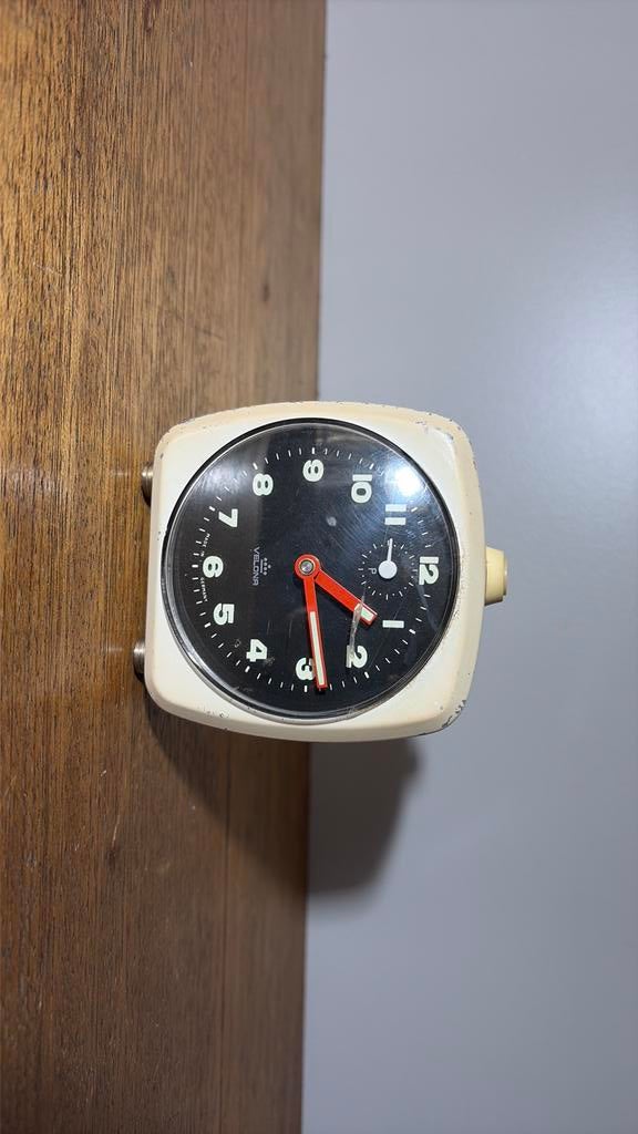 Vintage metalen duitse reiswekker Velona jaren 70.623, Witgoed en Apparatuur, Wekkers, Ophalen of Verzenden, Gebruikt, Analoog