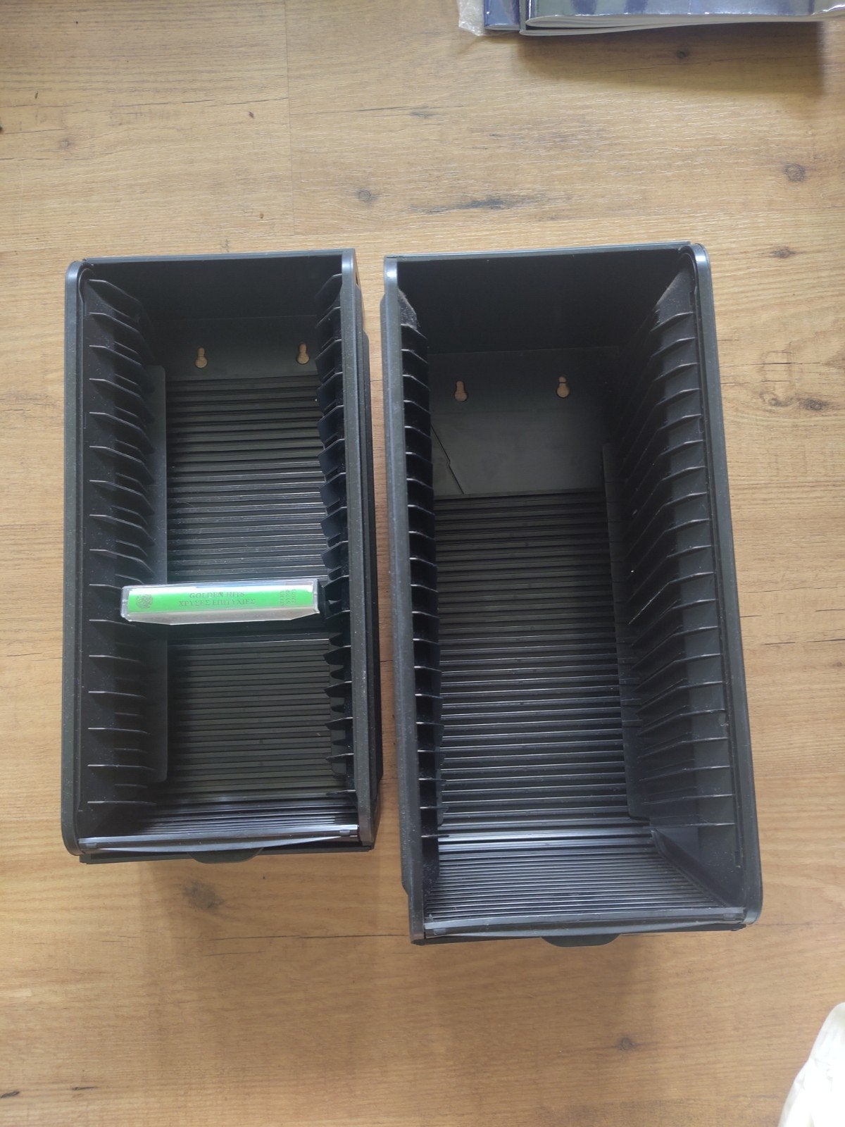 2x CD / cassete opbergboxen met rolluik - Zwart kunststof, Ophalen, Kunststof, Gebruikt, 25 tot 75 discs