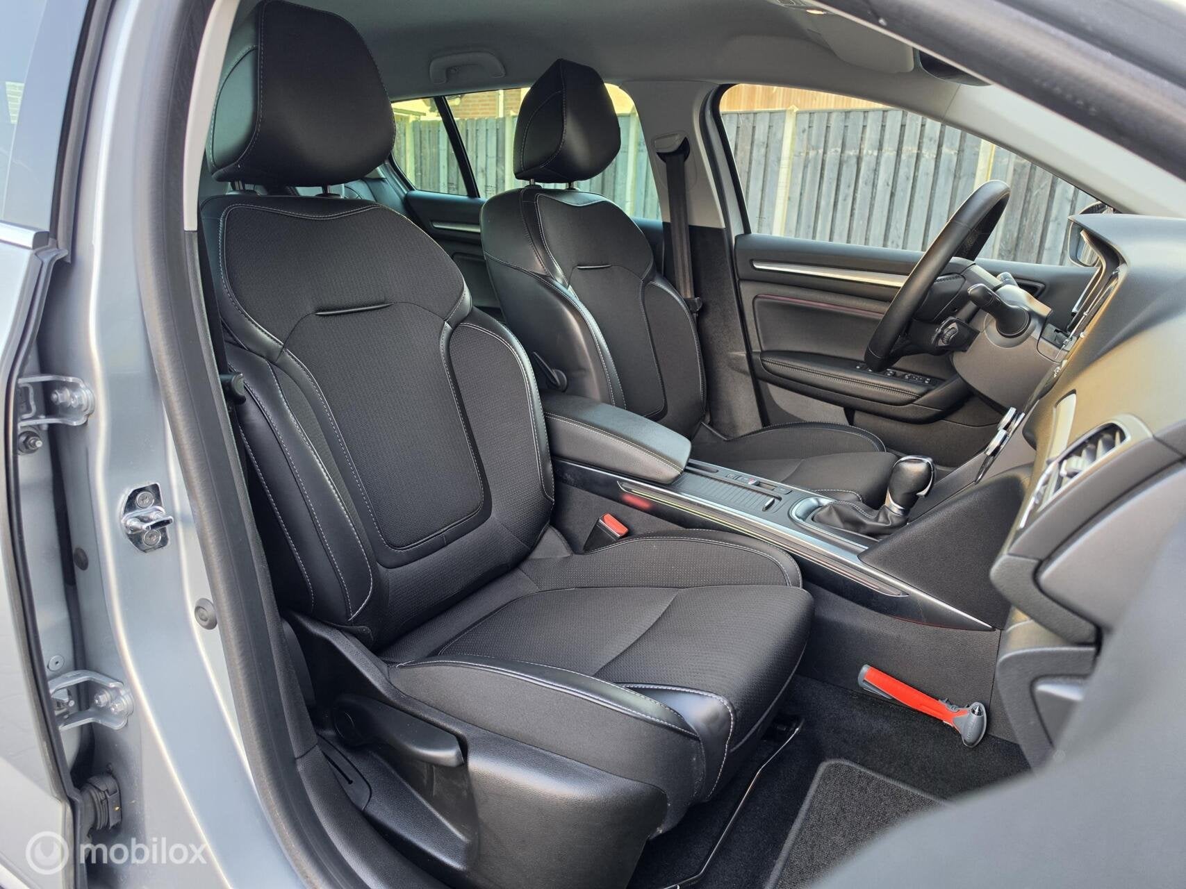 RENAULT MEGANE 1.3 TCe 140 PK AUTOMAAT CARPLAY CAMERA TREKHA, Auto's, Gebruikt, 4 cilinders, Leder en Stof, 1700 kg