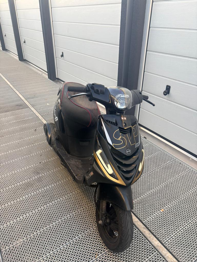 Zip 150cc lc, Fietsen en Brommers, Snorfietsen en Snorscooters, Zo goed als nieuw, Piaggio, Benzine, Ophalen of Verzenden