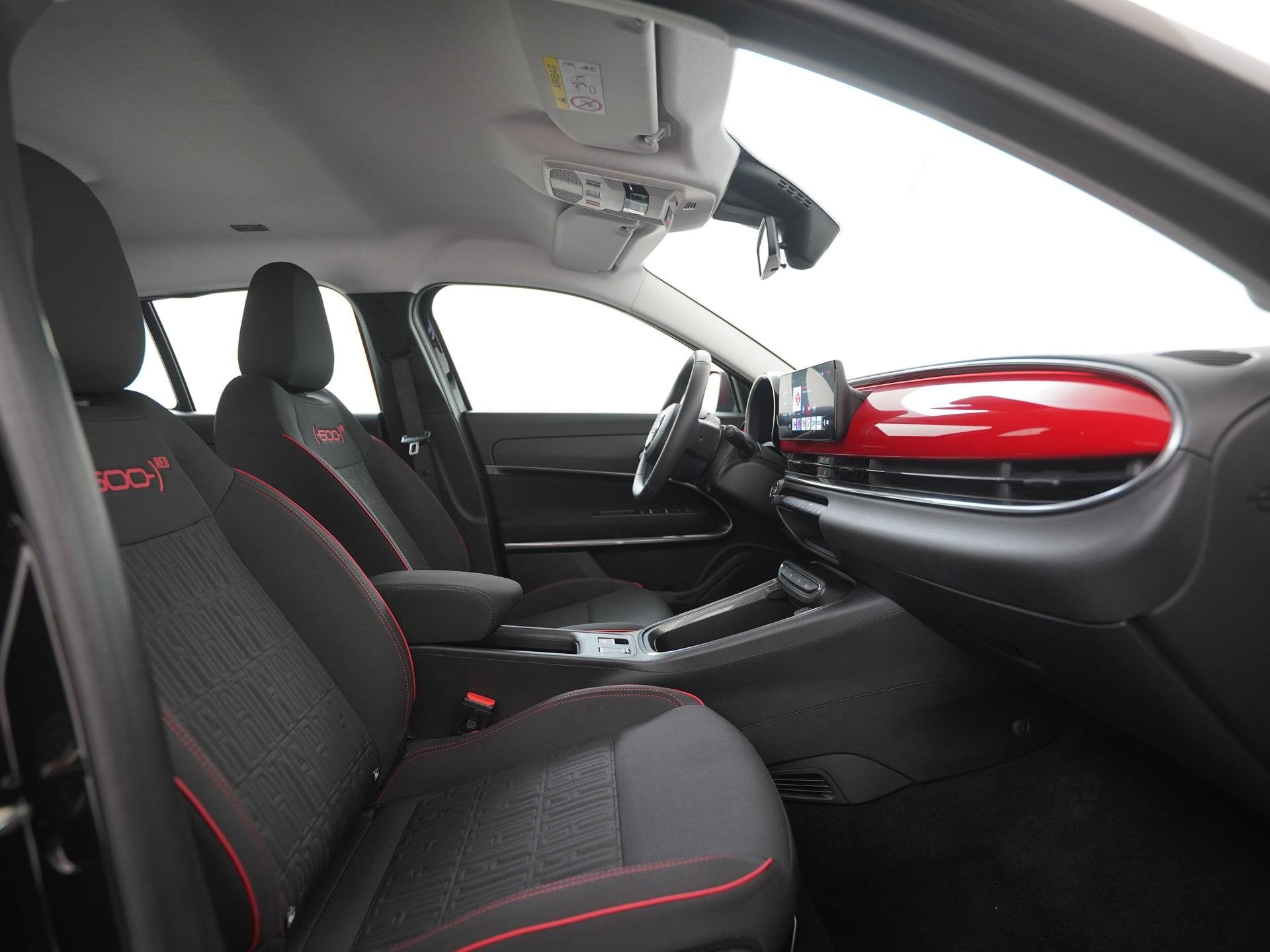 Fiat 600e RED 54 kWh | SOH 96% | Apple Carplay | Parkeersens, Auto's, 12 maanden, Stof, Gebruikt, 156 pk