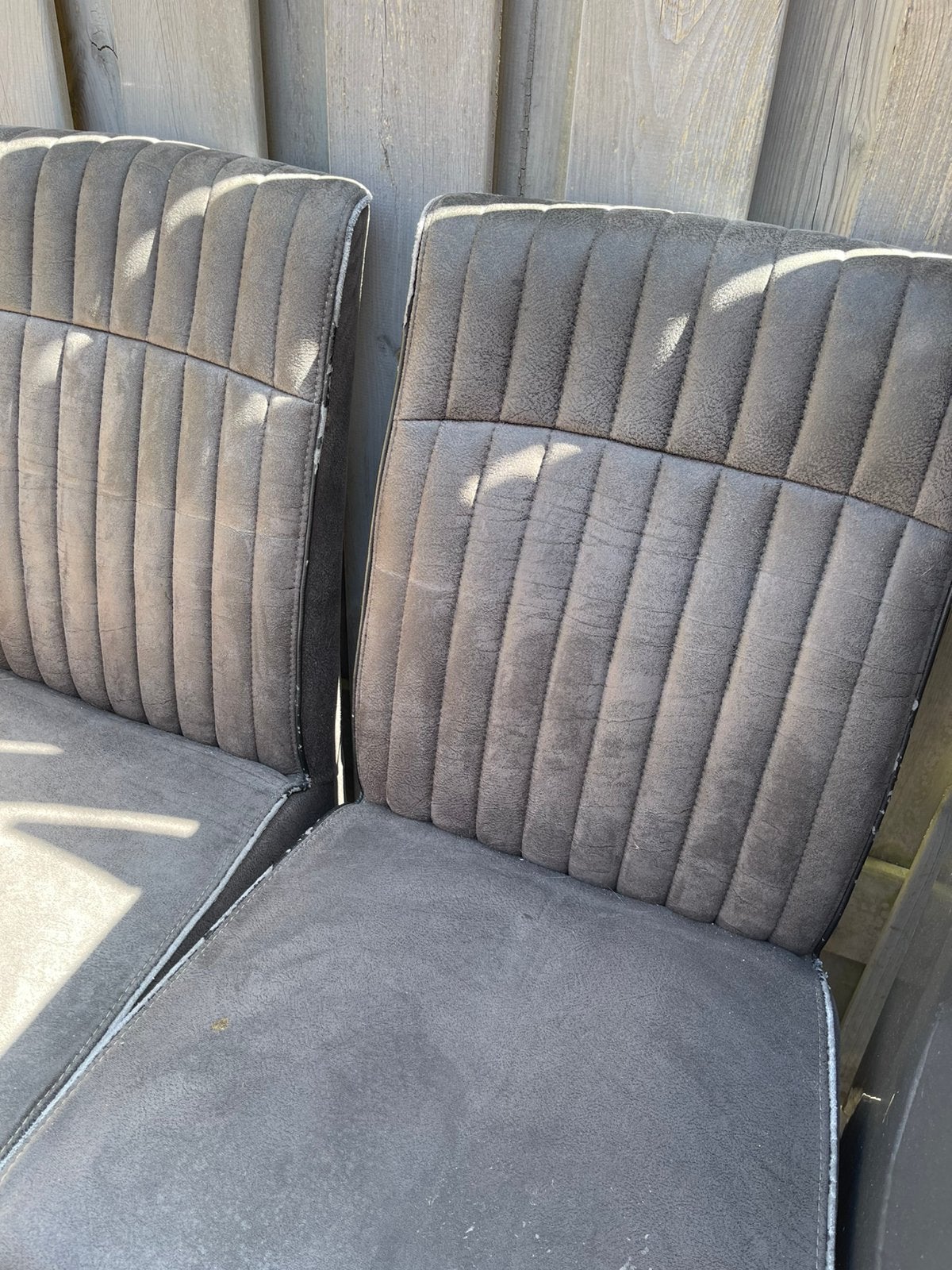 Grijze eetkamerstoel met lichte gebruikssporen, Huis en Inrichting, Stoelen, Ophalen, Gebruikt, Vier, Stof
