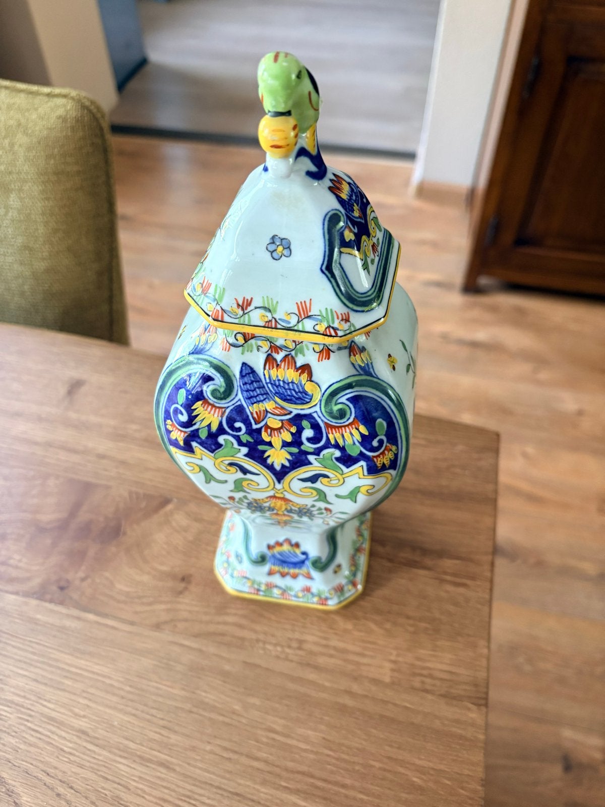 Franse Rouen-stijl faience dekselvaas met papegaai, Antiek en Kunst, Antiek | Vazen, Ophalen
