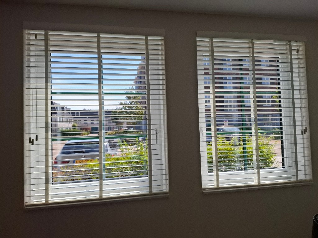 Witte houten jaloezieën - Veneta - Raamdecoratie, Huis en Inrichting, Stoffering | Gordijnen en Lamellen, Jaloezie, 113 cm, Wit