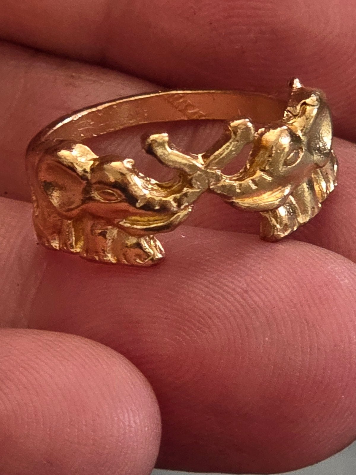 Goudkleurige ring met olifanten, maat 17, Overige materialen, Ophalen of Verzenden, Zo goed als nieuw, 17 tot 18
