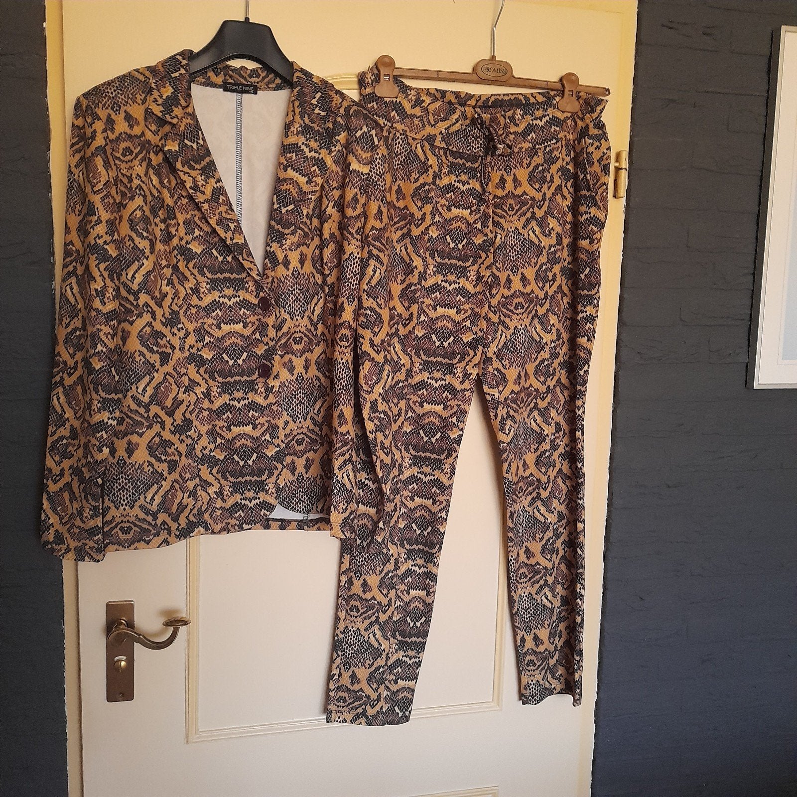 2 delig  dames set colbert met pantalon., Kleding | Dames, Ophalen, Triple Nine, Bruin, Maat 46/48 (XL) of groter