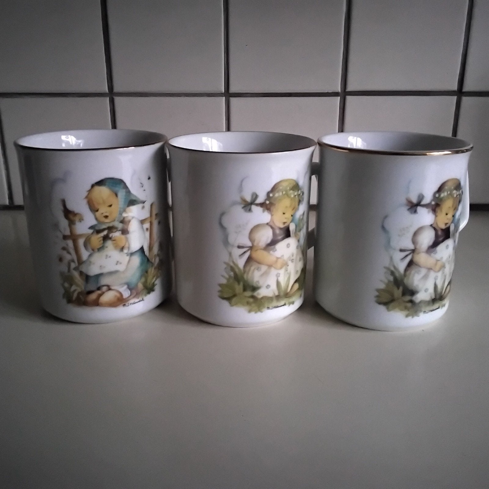 3 mokken Hummeltjes  Goebel, Ophalen of Verzenden, Aardewerk, Overige stijlen, Kop(pen) en/of Schotel(s)