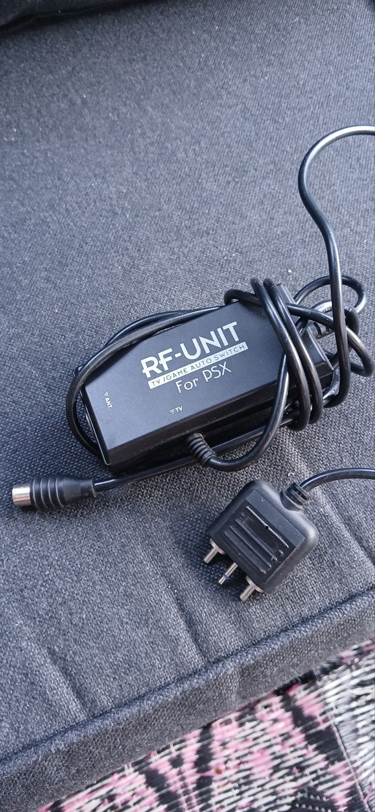 RF-UNIT TV/GAME AUTO SWITCH voor PSX, Ophalen of Verzenden, Gebruikt, Voeding, Oplader of Kabel, PlayStation 1
