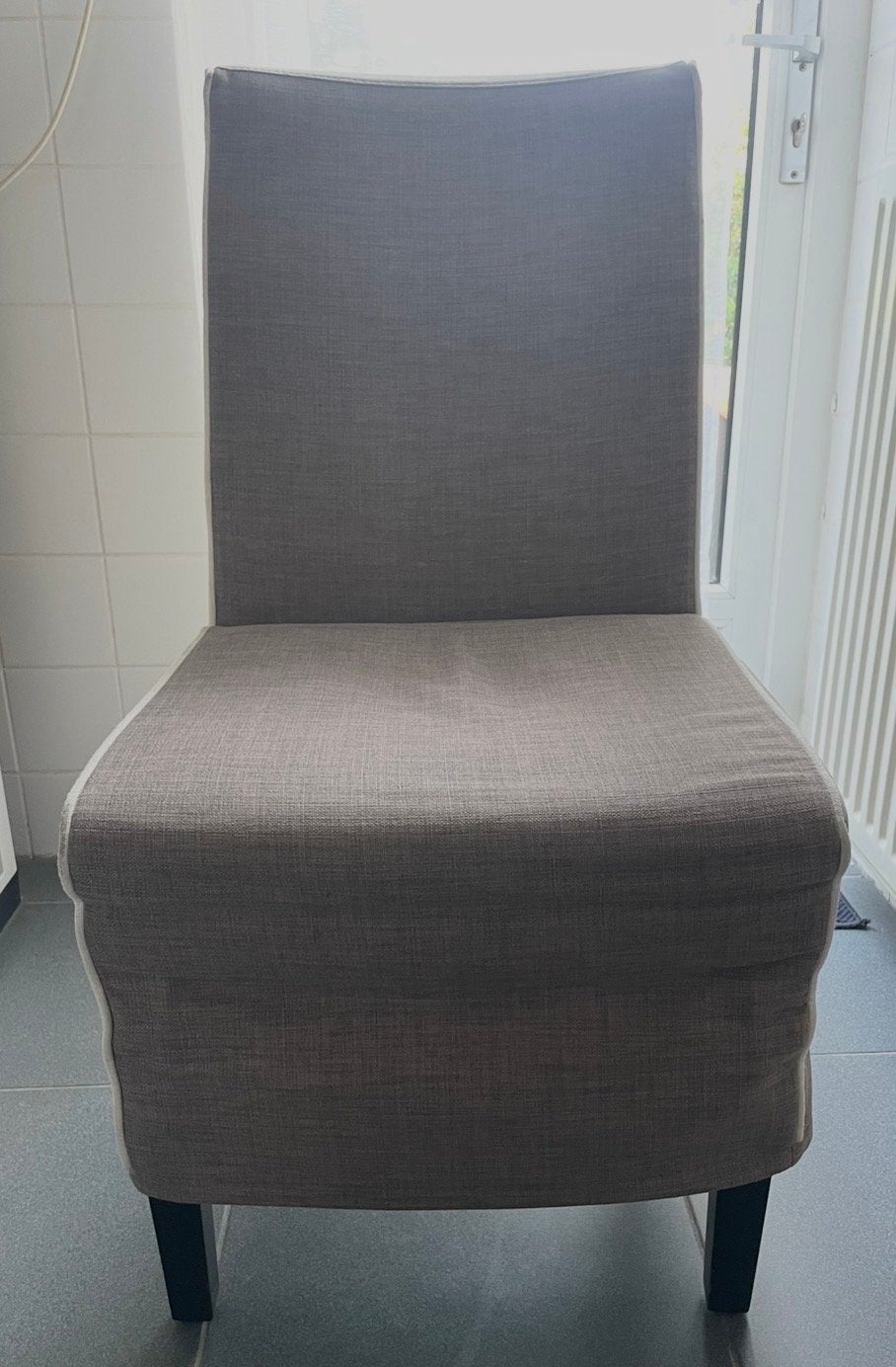 Taupe eetkamerstoel met handvat 8 stuks totaal € 45,—, Ophalen, Gebruikt, Overige kleuren, Stof