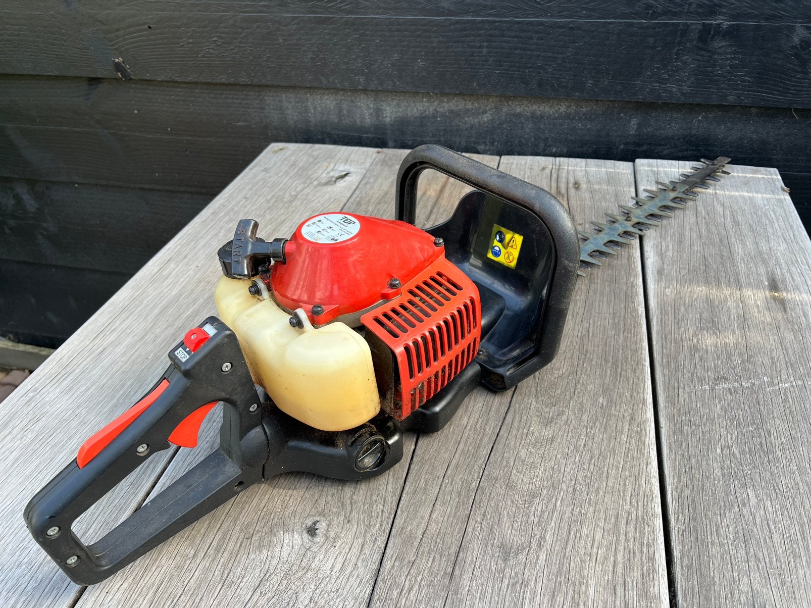 Heggenschaar 60 cm draadloos, Ophalen, Zo goed als nieuw, Benzine