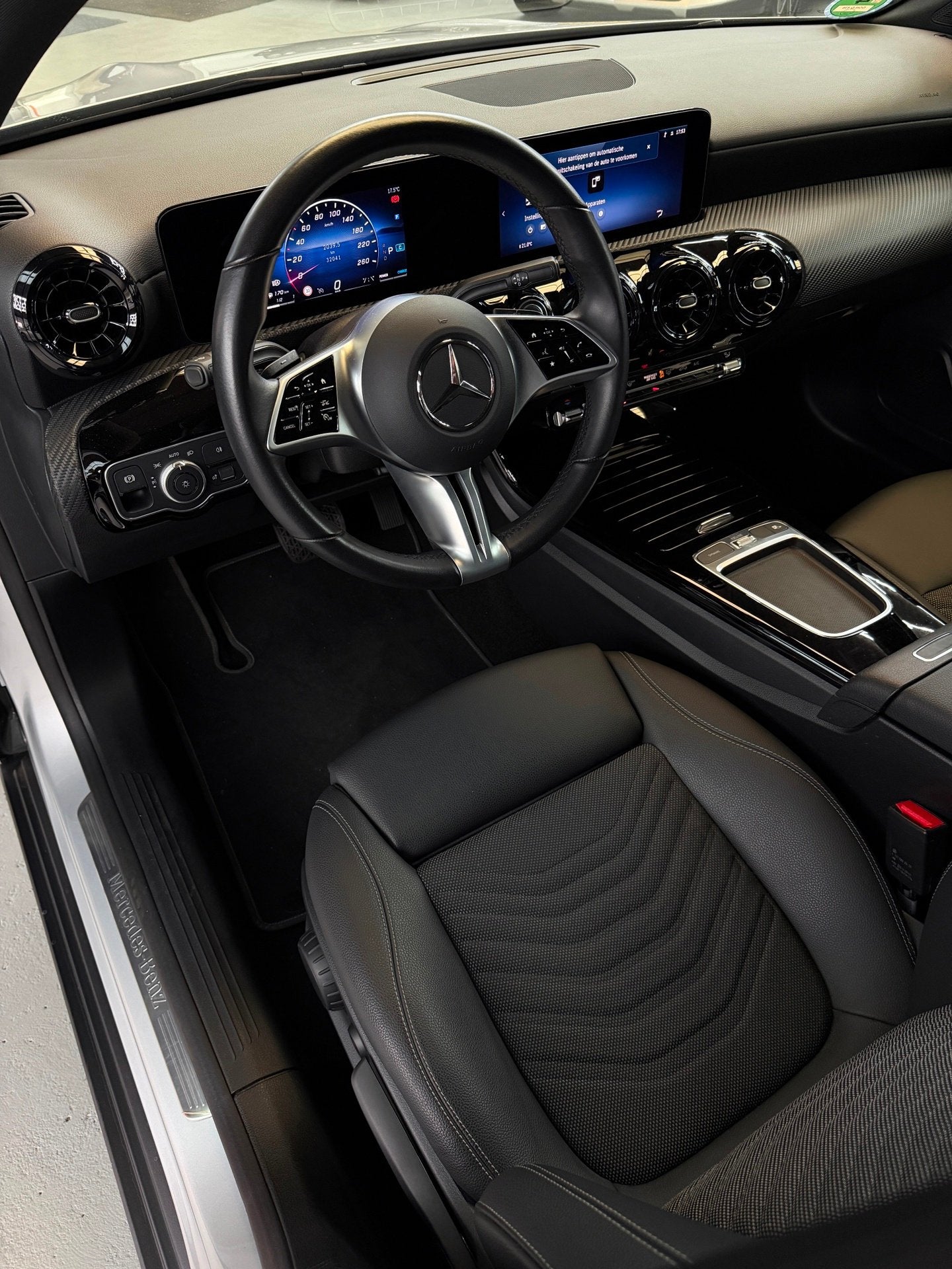 Mercedes-Benz A-klasse 200 Luxury Line Facelift CarPlay Came, Auto's, Dealer onderhouden, Gebruikt, 4 cilinders, Met garantie (alle)