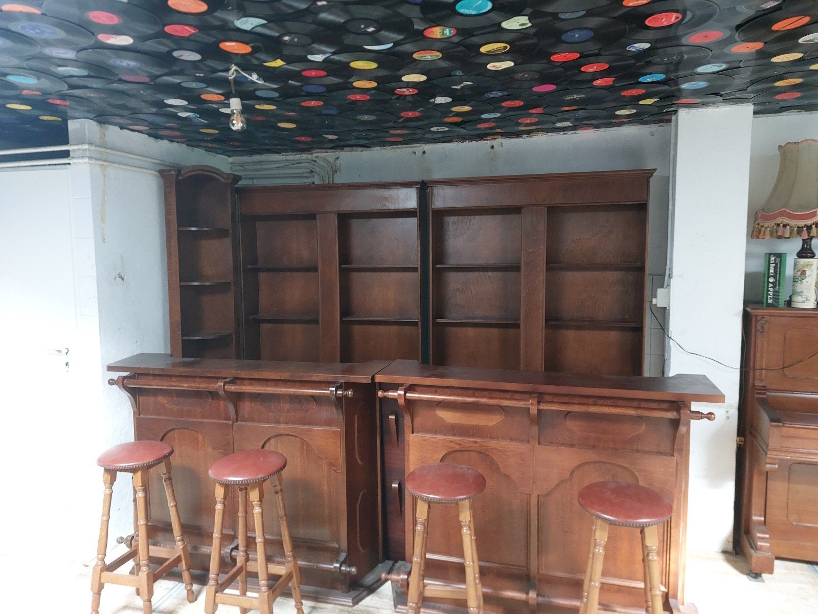 bar met drankkasten en barkrukken