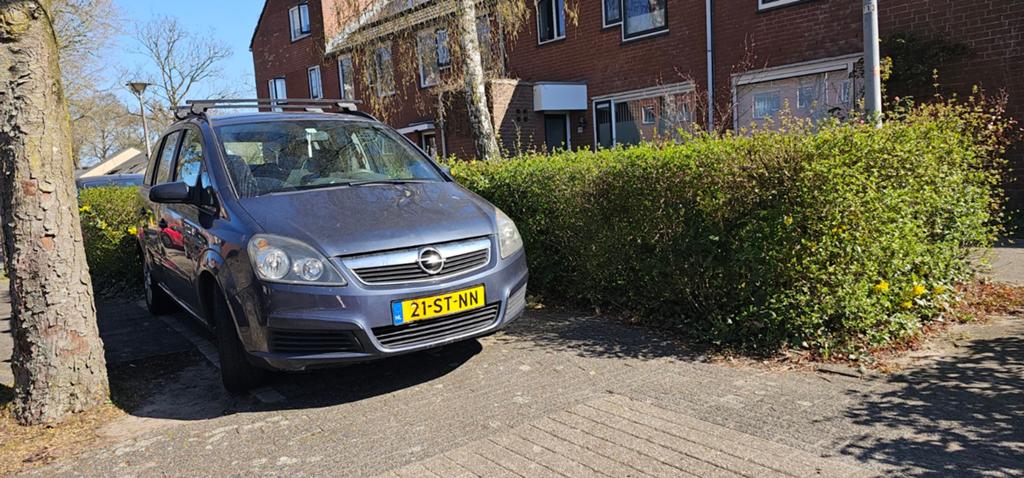 Opel Zafira 1.6 2006 Grijs, Auto's, Opel, Voorwielaandrijving, 4 cilinders, 7 stoelen, 75 €/maand
