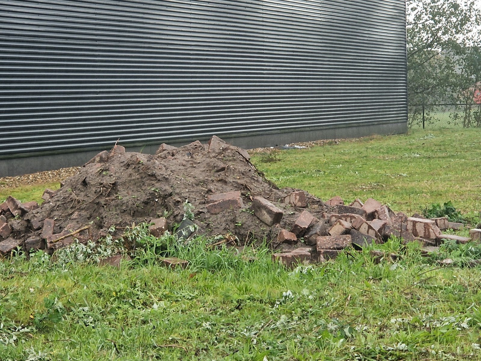 Betonklinkers onder zand - Gratis af te halen, Ophalen, Gebruikt, Klinkers, Minder dan 5 m²
