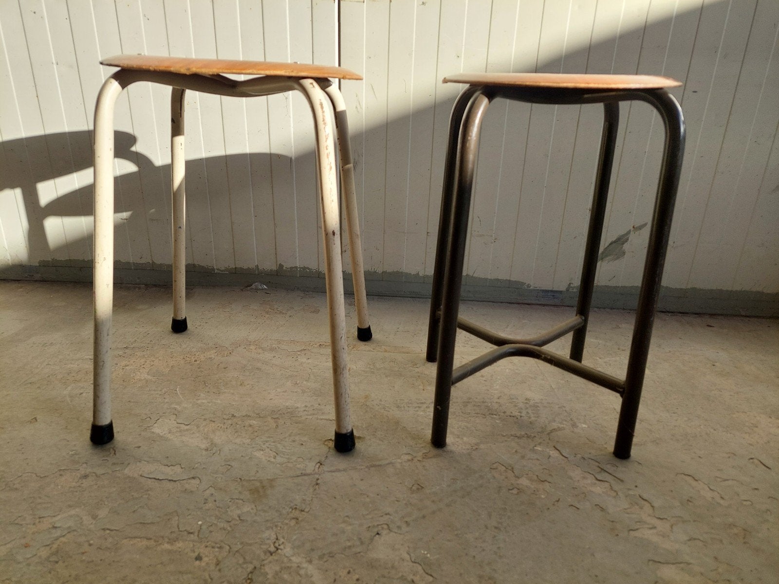 2 Vintage Werkkrukken - Zithoogte 49 cm, Huis en Inrichting, Ophalen, Gebruikt, Hout