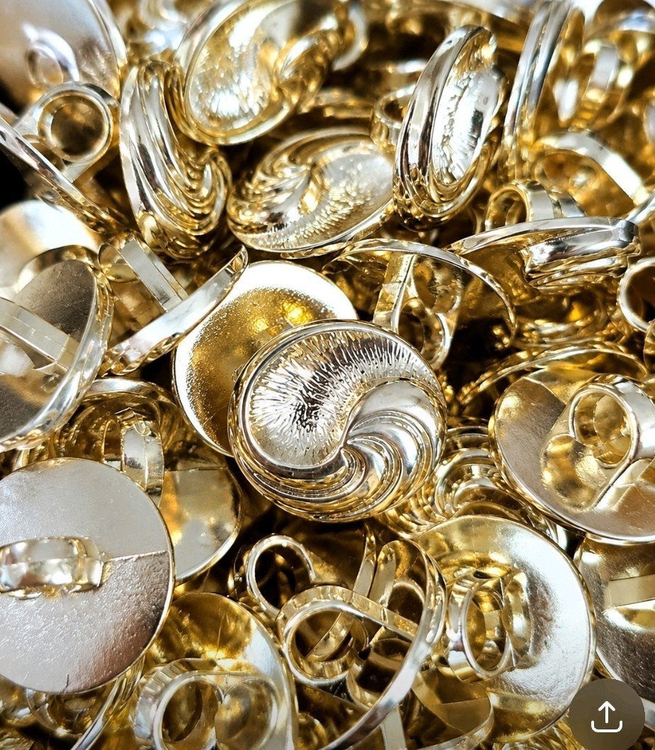 gouden knoop met mooi ding en yang patroon, Ophalen of Verzenden, Zo goed als nieuw