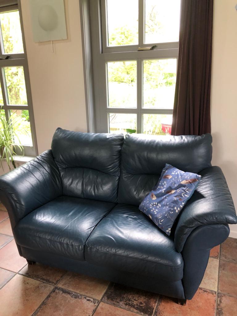 Comfortabele donkerblauwe leren tweezitsbank, Huis en Inrichting, Ophalen, Gebruikt, 150 tot 200 cm, Tweepersoons