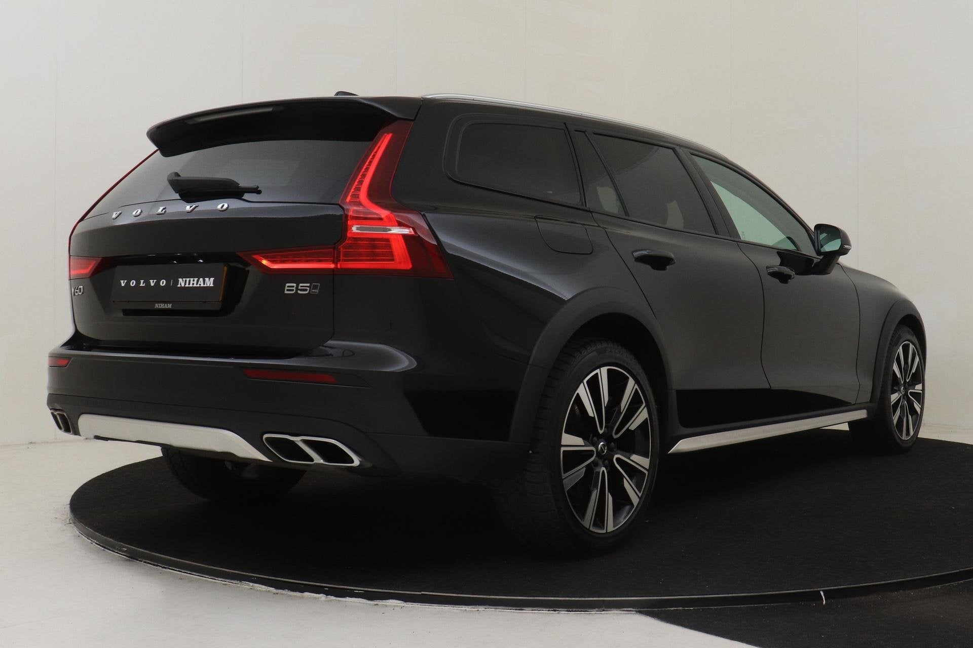 Volvo V60 CROSS COUNTRY B5 (M-HYBRID) AWD PRO -PANO.DAK|HARM, 12 maanden, Euro 6, 4 cilinders, Zwart