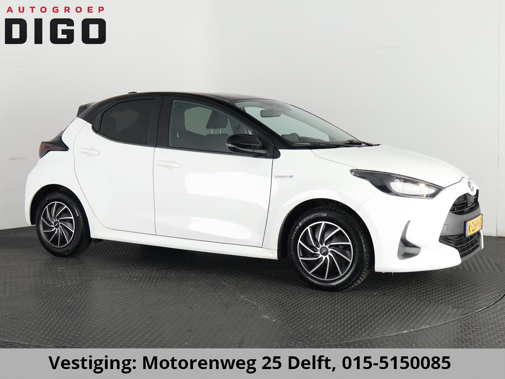 Toyota Yaris 1.5 HYBRIDE BLACK & WHITE GARANTIE TOT 3-2031!, Auto's, Dealer onderhouden, Gebruikt, Euro 6, Bedrijf