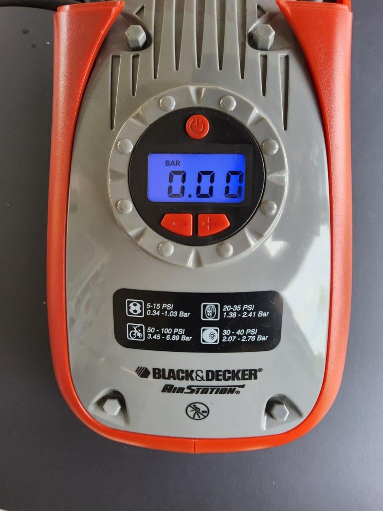 Black & Decker ASI300 12V/230V Luchtcompressor, 10 bar of meer, Ophalen of Verzenden, Zo goed als nieuw, Minder dan 200 liter/min
