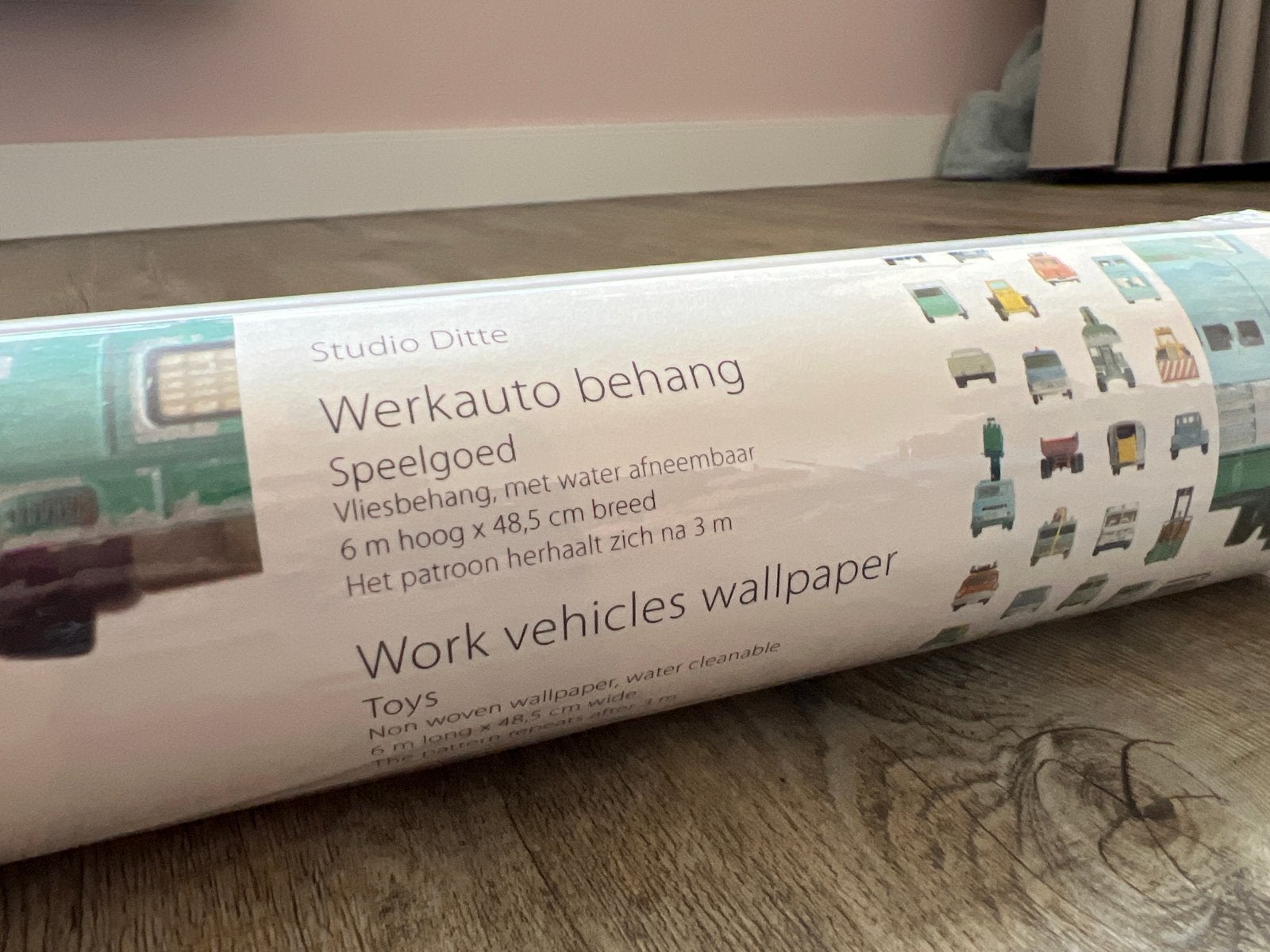 Studio Ditte Werkauto Behang - Vliesbehang Speelgoed, Overige merken, Modern, Ophalen of Verzenden, Vliesbehang