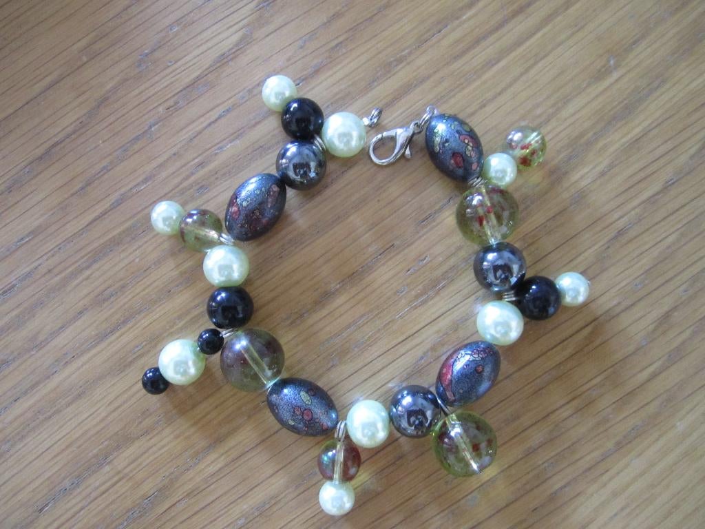 armband handgemaakt lichtgroen/donkergrijs/zwart, Sieraden, Tassen en Uiterlijk, Armbanden, Ophalen of Verzenden, Nieuw, Groen