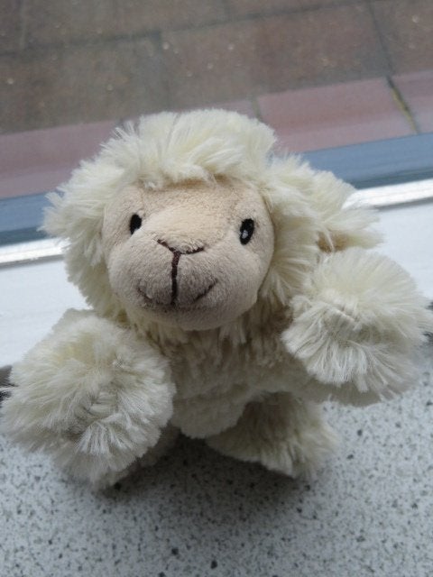 Schaapje of schaap merk PIA liggend meet ca 20 cm totaal, Ophalen of Verzenden, Zo goed als nieuw, Wit, Overige typen