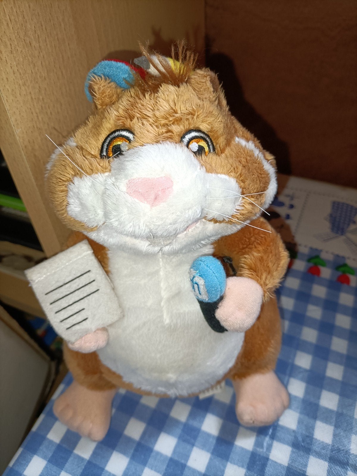 Ah hamster reporter knuffel met microfoon 20 cm groot, Ophalen of Verzenden, Zo goed als nieuw, Overige typen