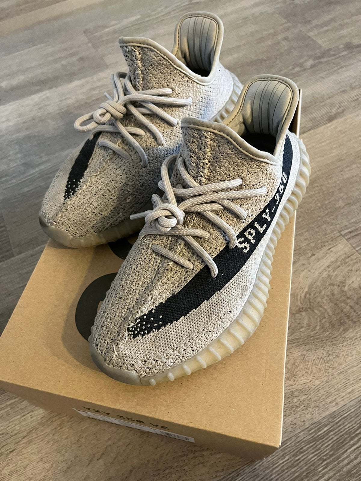 Yeezy Boost 350 V2, Ophalen of Verzenden, Zo goed als nieuw, Sneakers of Gympen