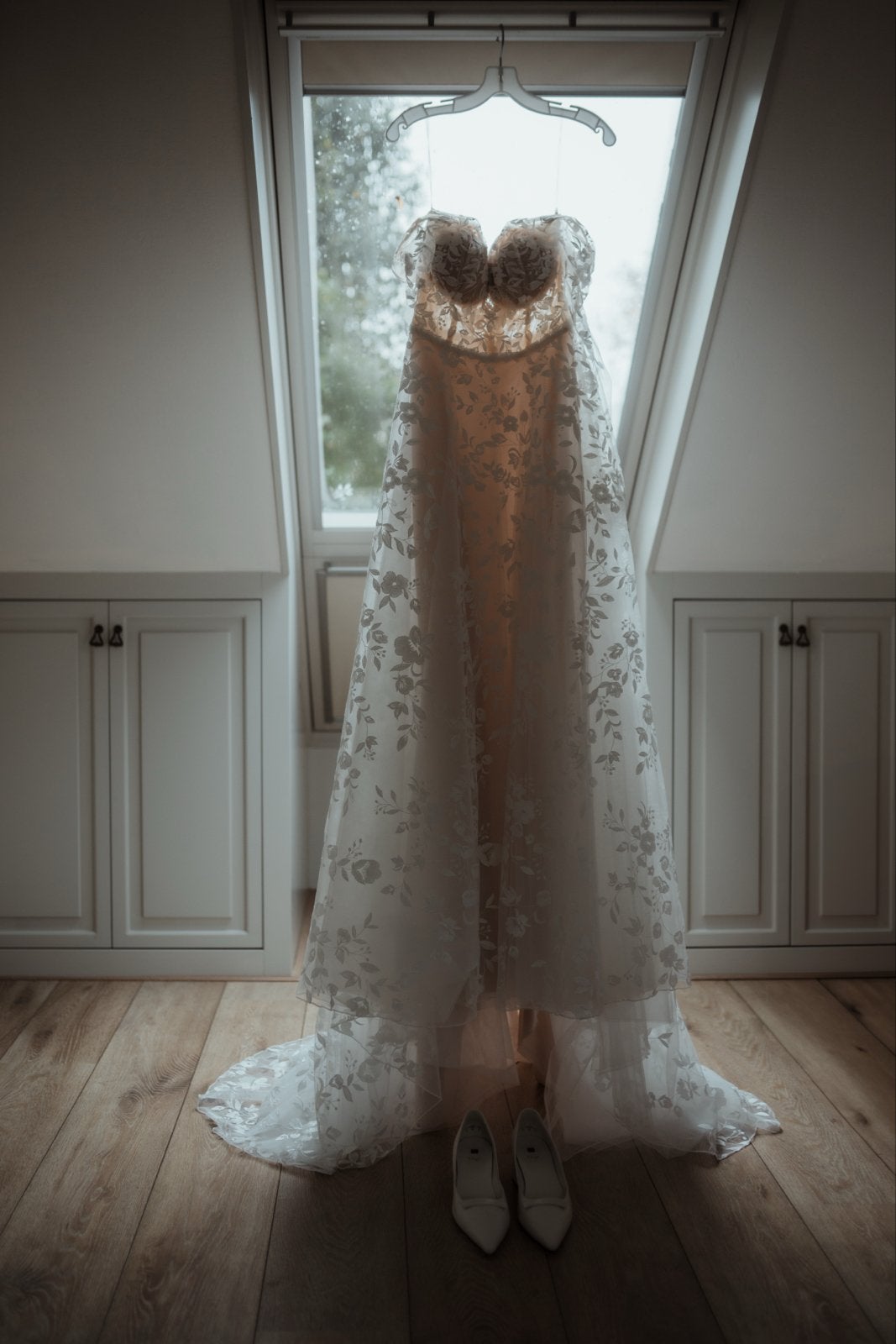 Prachtige Angela Bianca trouwjurk met handgeborduurde kant, Kleding | Dames, Trouwkleding en Trouwaccessoires, Zo goed als nieuw